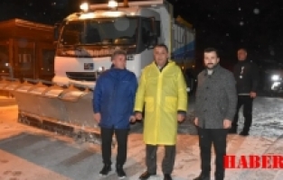 Gümüşhane'de Kar Yağışı Sürücüleri Zorladı, Belediye Başkanından Örnek Bir Davranış