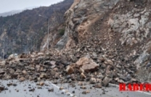 Gümüşhane-Giresun karayolu heyelan nedeniyle 1 saat kapandı