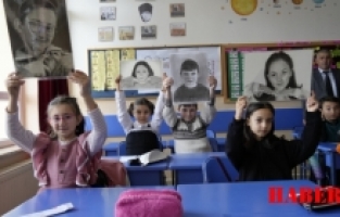 Gümüşhane’de 20 farklı ressam tarafından çizilen 20 öğrencinin portresi sahiplerine ulaştı