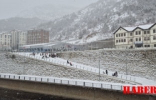 Gümüşhane’de karın keyfini çocuklar çıkardı