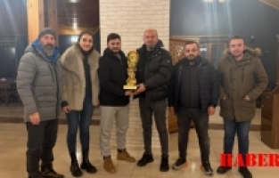 Şampiyonluk Kupası Başkan Erhan Yıldız'a götürüldü.