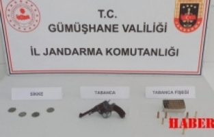Torul’da ruhsatsız silah ve sikke ele geçirildi