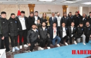 Vali Baruş, şampiyon takımı kabul etti