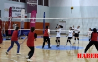 Gümüşhane’de anneler ve kızları voleybol maçında karşılaştı