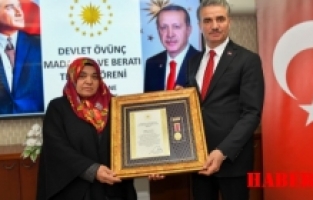 Gümüşhane’de şehit annesine Devlet Övünç Madalyası ve Beratı takdim edildi
