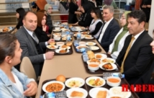 Vali Baruş üniversite öğrencileriyle iftar sofrasında buluştu