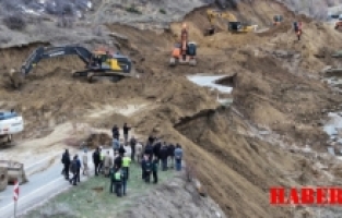 Erzincan yolunda heyelan çalışması devam ediyor