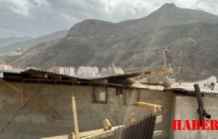 Fırtına 20 çatıyı yıktı