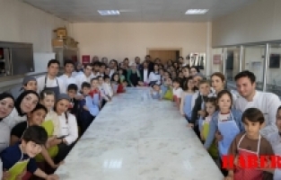 Gümüşhane'de anaokulu öğrencileri 23 Nisan'da aşçı oldu