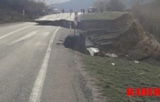 Gümüşhane-Erzincan karayolunda heyelan