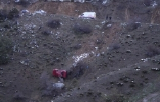 Gümüşhane'de otomobil şarampole yuvarlandı: 3 yaralı