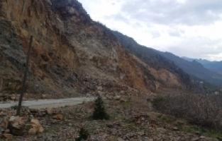Gümüşhane-Tirebolu karayolunda heyelan yolu kapattı