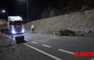 Gümüşhane’de meydana gelen heyelanda dev kayalar yola savruldu