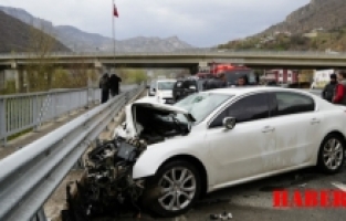 Gümüşhane’de tıra arkadan çarpan otomobildeki 2 kişi yaralandı