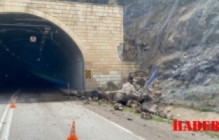 Hacıemin-3 tüneli çıkışında korkutan kaya düşmesi