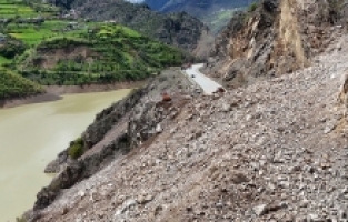 Heyelanlı yolda çalışmalar başladı