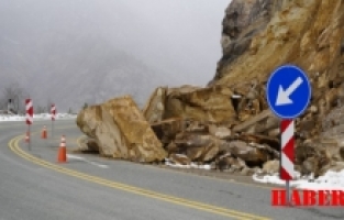 Zigana Dağı'nda yola düşen dev kayalar korkutuyor