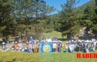 Gümüşhane’de minikler doğayı tanıdı, enerjilerini yürüyüşle attı