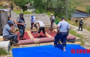 Bu köyde camii halıları erkekler tarafından imeceyle yıkanıyor