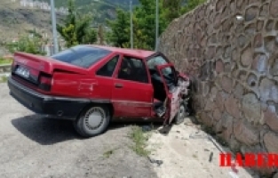 Gümüşhane'de otomobil duvara çarptı: 2 yaralı