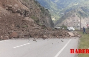 Gümüşhane’de heyelan yolu ulaşıma kapattı
