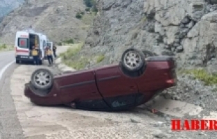 Gümüşhane’de otomobil ters döndü: 3 kişi yaralandı