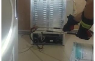 Buzdolabı motoruna giren yılanı itfaiye çıkardı