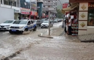 Gümüşhane’de sağanak su baskınlarına neden oldu