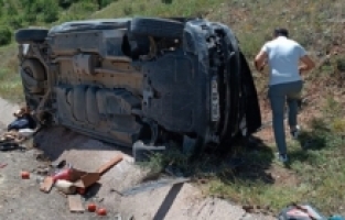 Hafif ticari araç menfeze çarpıp takla attı: 3 yaralı