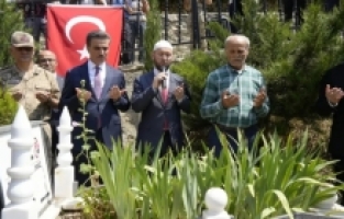 Şehit öğretmen Necmettin Yılmaz şehadetinin 8’inci yılında mezarı başında anıldı