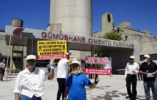 Çimento fabrikasının tozu, beldeyi isyan ettirdi