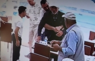 Gümüşhane’de boğazına yemek kaçan yaşlı adamı Heimlich manevrasıyla kurtardı