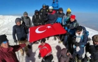 Türkiye'nin çatısında, 5 bin 137 metrede “zirve dostluğu”