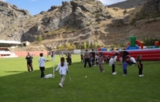 Gümüşhane'de Düzenlenen Şenlikte Yüzlerce Çocuk Doyasıya Eğlendi