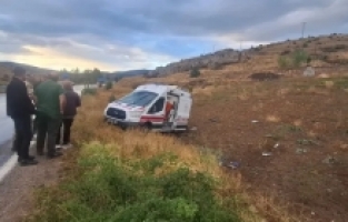 Gümüşhane’de Ambulans Devrildi: 3 Yaralı