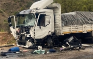 Gümüşhane’de kamyonlar kafa kafaya çarpıştı: 1 ağır yaralı
