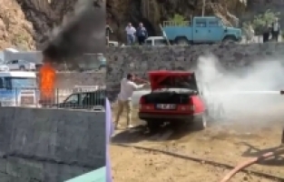 Gümüşhane’de park halindeki LPG’li otomobil alev alev yandı