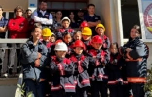 Minik öğrencilere itfaiyecilik eğitimi
