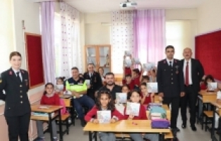Yeni Eğitim Öğretim Yılının İlk Gününde Jandarmadan Anlamlı Ziyaret