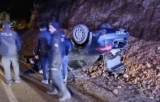 Gümüşhane'de yoldaki kaya parçaları kazaya neden oldu: 2 yaralı