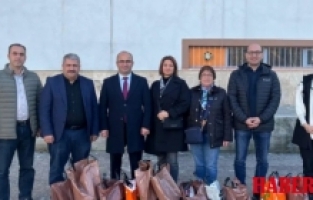 Trabzon Gümüşhaneliler Derneği'nden Torul'daki Okullara Anlamlı Destek: Kışlık Kıyafet ve Kitap Dağıtıldı