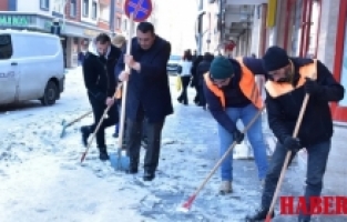 Cumhuriyet ve Atatürk Caddelerinde Kar Temizleme Çalışmaları Tamamlandı