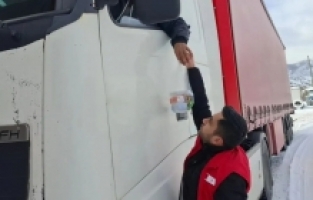 Dağlar geçit vermeyince Kızılay sürücülerin imdadına hızır gibi yetişti