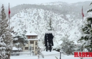 Gümüşhane beyaza büründü: Kar kalınlığı merkezde 27 santimetreyi buldu, 247 köy yolu ulaşıma kapandı