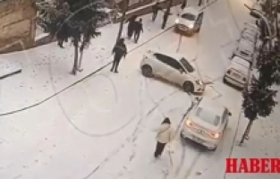 Gümüşhane'de buzlu yolda yokuş aşağı kayan araçlar kamerada