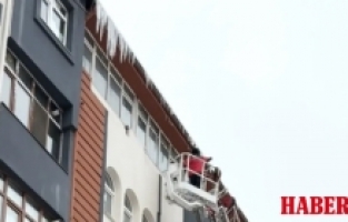 Gümüşhane'de çatılardaki ‘Buz kılıçları’ tek tek indiriliyor
