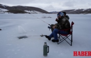 Gümüşhane’de adrenalin dolu hobi: 20 santimetrelik buzda balık avı