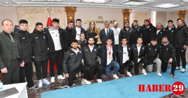 Vali Baruş, şampiyon takımı kabul etti