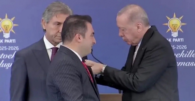 Başkan Abdulbaki Kara’ya rozetini Cumhurbaşkanı Erdoğan taktı