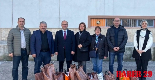 Trabzon Gümüşhaneliler Derneği'nden Torul'daki Okullara Anlamlı Destek: Kışlık Kıyafet ve Kitap Dağıtıldı